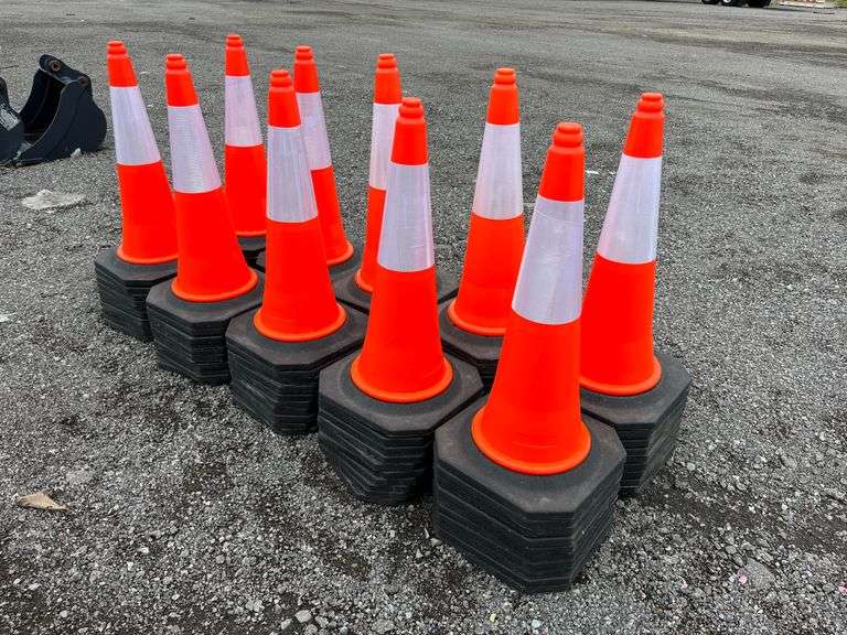 (NEW) Lot of 100 Traffic Safety Cones