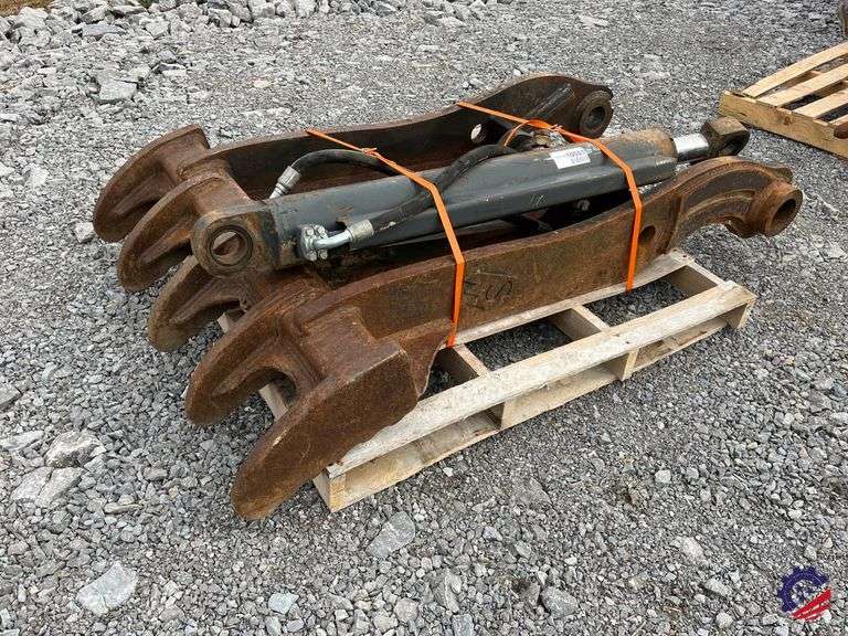 Excavator Thumb w/ Hydraulic Cylinder