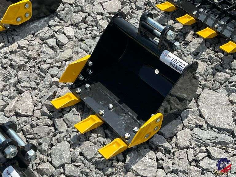 Unused 2026 CE  16" Toothed Bucket