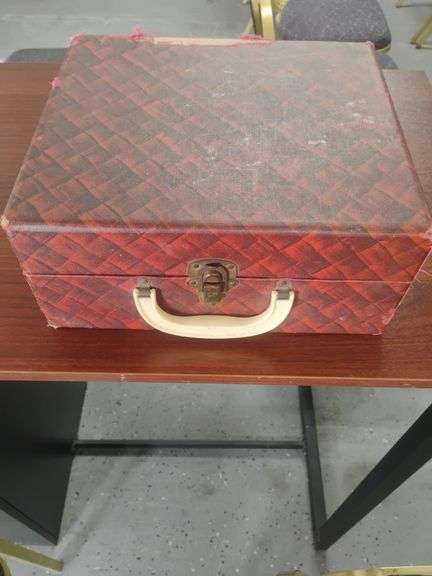 Vintage small red square case with hwhiteandle. Case measures 12"x10 1/2"x5". Working clasp to close