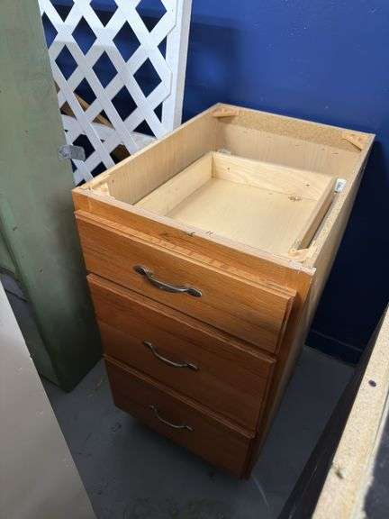 Kitchen cabinet. 3 drawers.