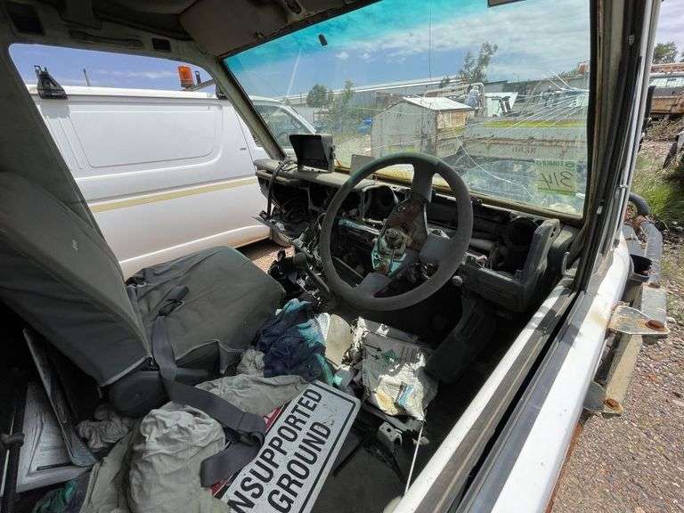 2004 Toyota Landrcuiser HZJ78R Troopcarrier (NO ENGINE