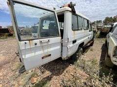 2004 Toyota Landrcuiser HZJ78R Troopcarrier (NO ENGINE