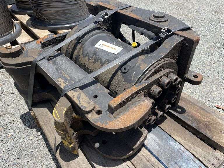 JBC Backhoe Tilting Quick Hitch - Fits Cat bucket pins