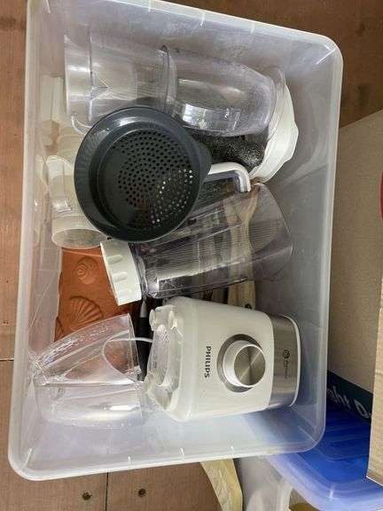 Pallet of Kitchenware inc. Containers, Board Games, Blender etc.