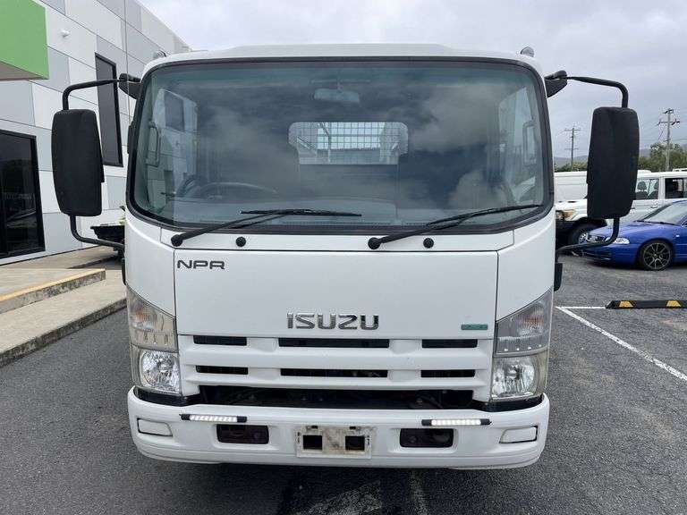 2013 Isuzu NPR 300 Medium Truck
