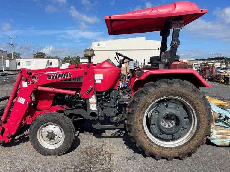Mahindra 3525DI Tractor c/w Bucket, Forks & Slasher - 464Hrs
