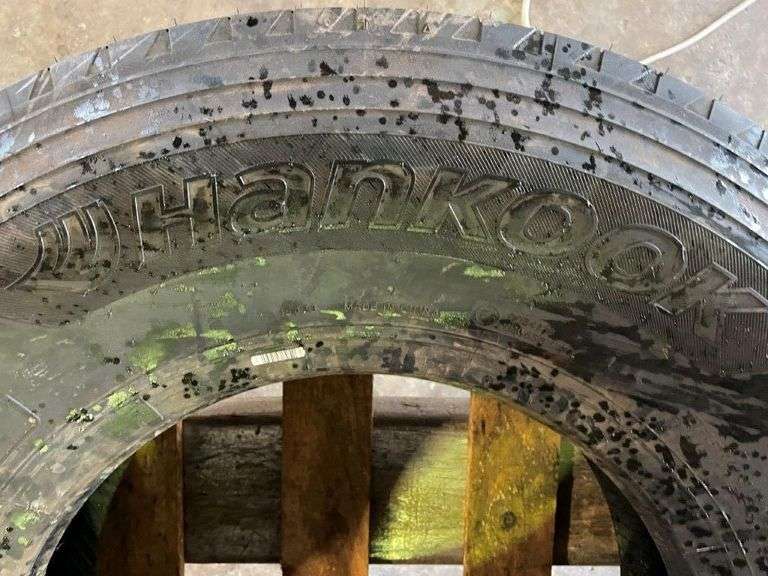 2x Hankook 9.5R17.5 Tyres