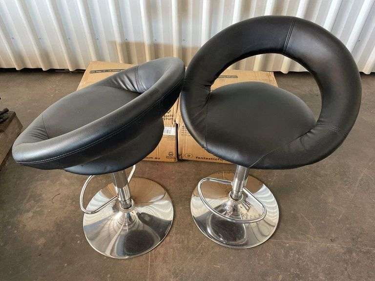4x Adjustible Black Bar Stools (2x new in box)