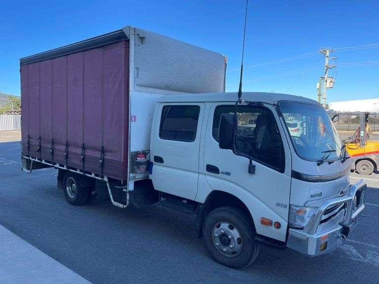2007 Hino 816 Crew Cab Curtain Side Truck