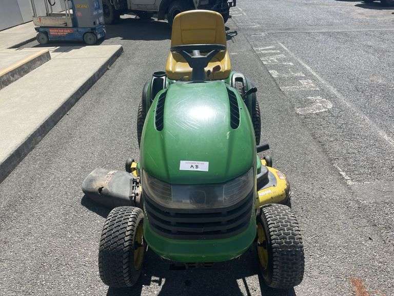 John Deere L120 Ride-on Mower