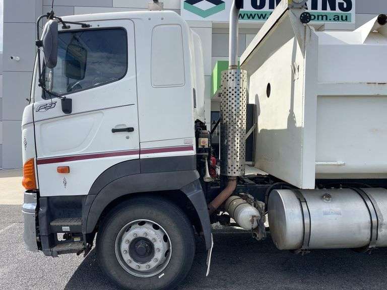 2004 Hino 700 Series Tipper/Water Truck