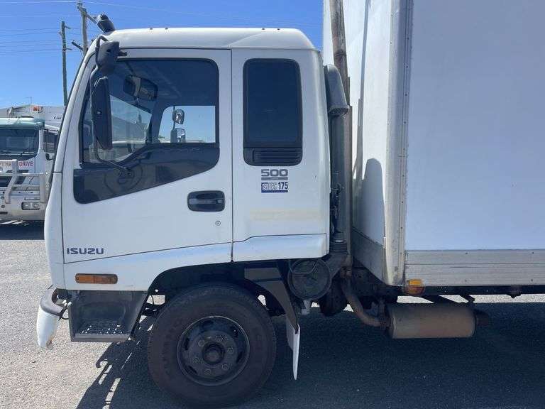 2001 Isuzu FRR500 Pantech Truck - Current COI