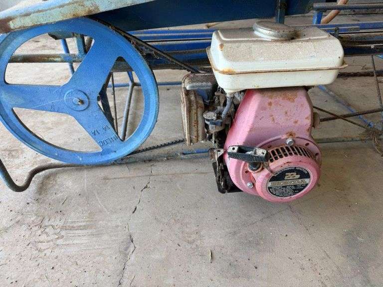 2 Hay Elevators New Holland - Located Ridgelands