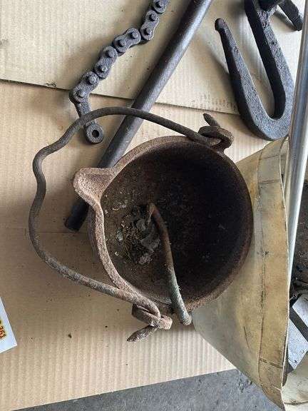 Pallet Antique Fence Strainers, Southern Cross Parts and Babbit Metal Casting Crucible for Casting Bearings