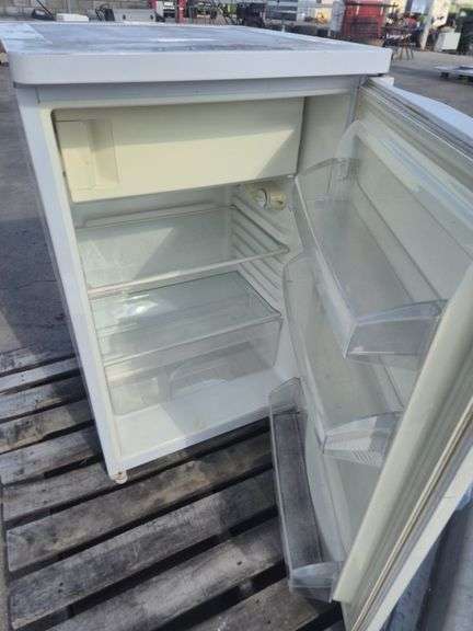 Westinghouse Bar Fridge & S/S Sink
