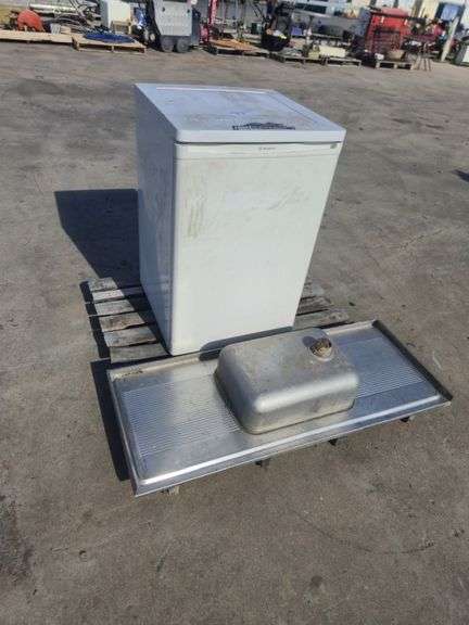 Westinghouse Bar Fridge & S/S Sink