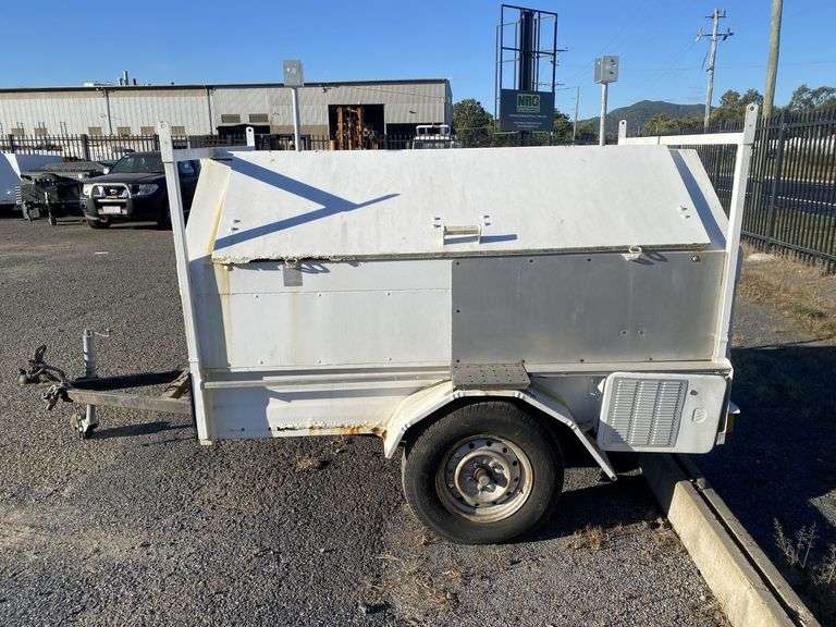 2004 Trailers  2000 ES4L7  Box Trailer