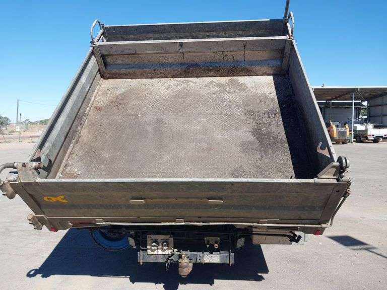 2015 Isuzu FRR500 Dual Cab Split Tray Tip Truck - WINTON