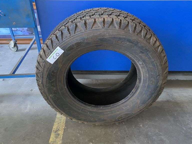 1x Vehicle Tyre - 275/65R/17
