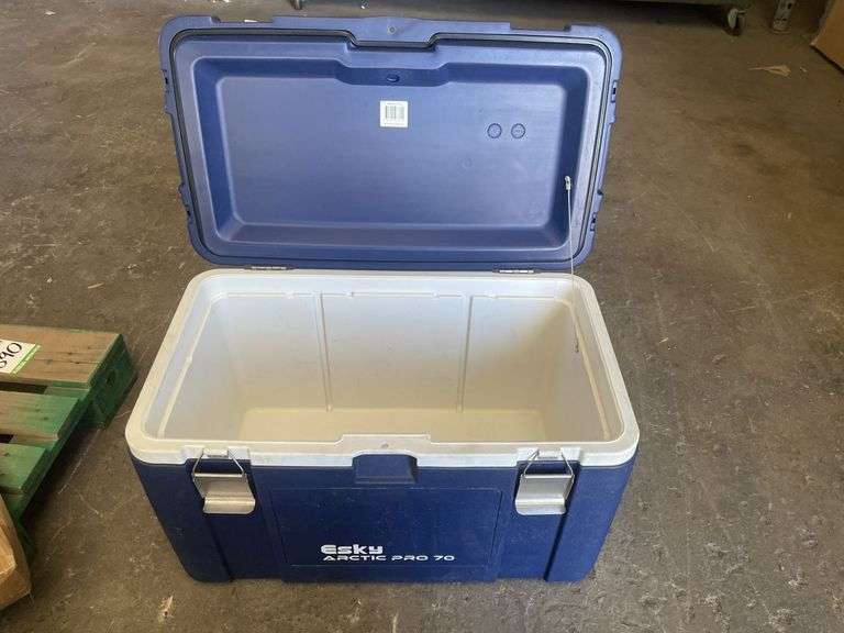 2x 70L Artic Eskies