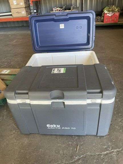 2x 70L Artic Eskies