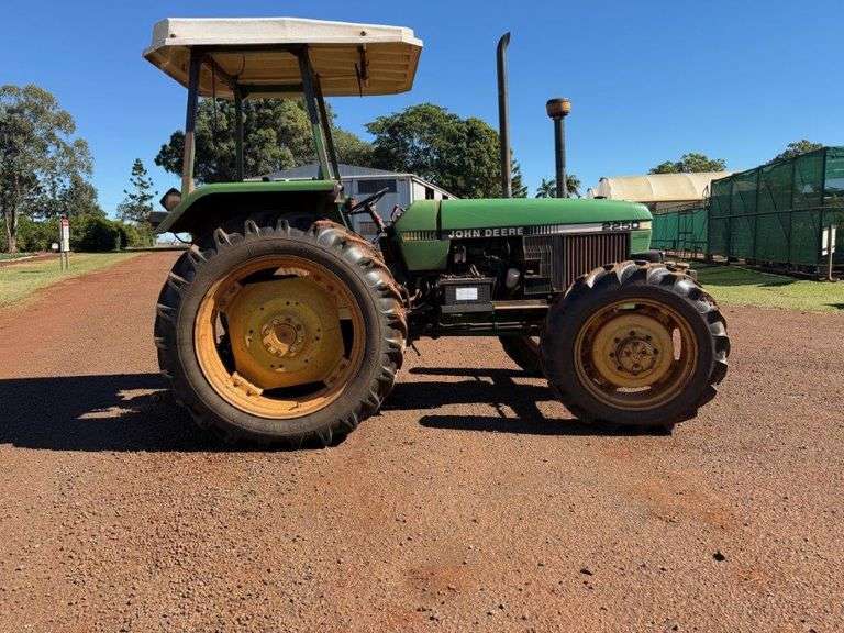 John Deere 2250 Tractor - BUNDABERG