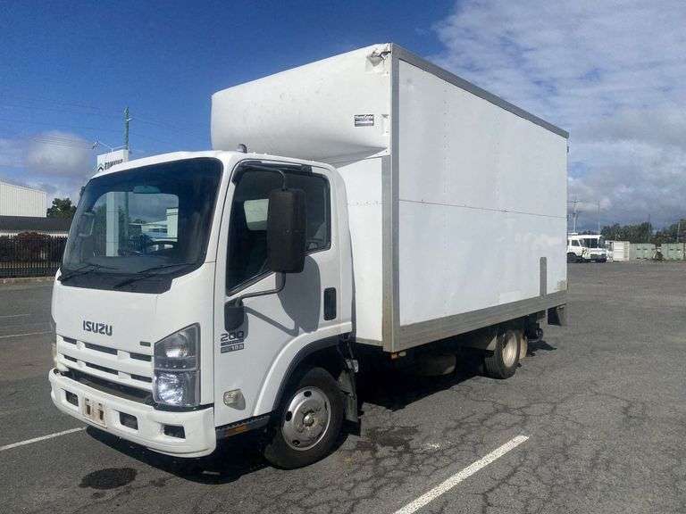 2008 Isuzu NPR Series Pantech Truck