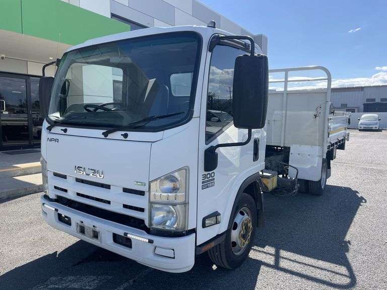 2014 Isuzu NPR Series Truck