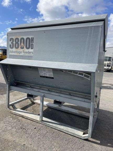 Advantage 3800 HD Cattle Feeder