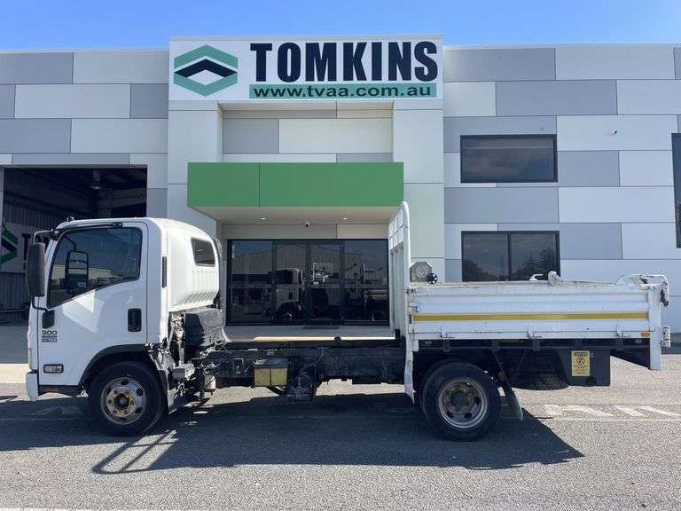 2014 Isuzu NPR Series Truck
