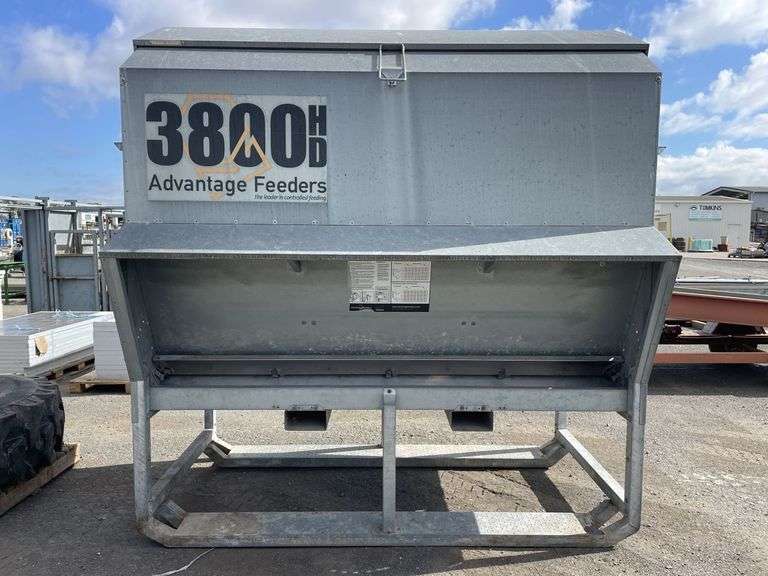 Advantage 3800 HD Cattle Feeder