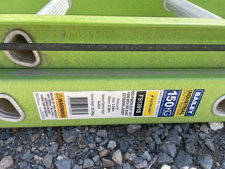 Green 150kg Bailey Fibreglass Extension Ladder