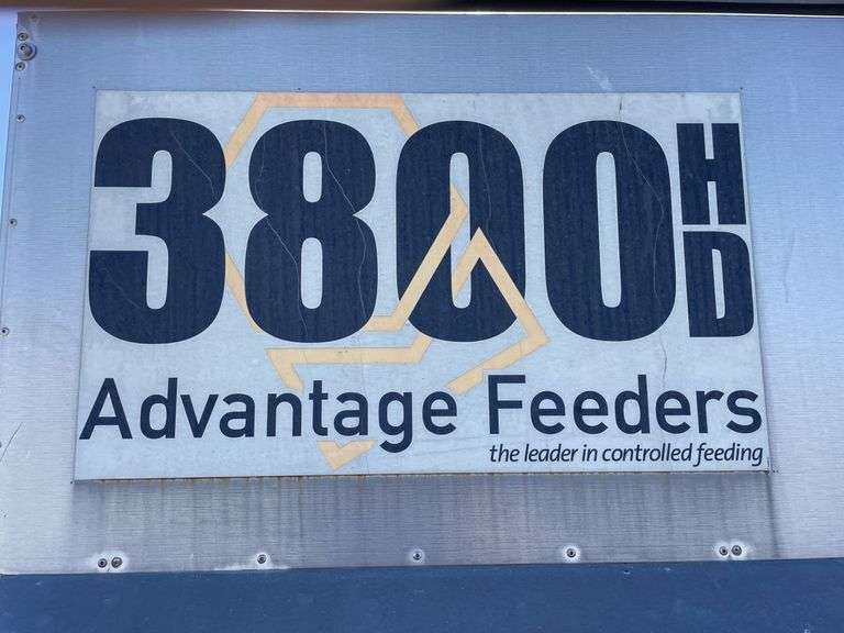 Advantage 3800 HD Cattle Feeder