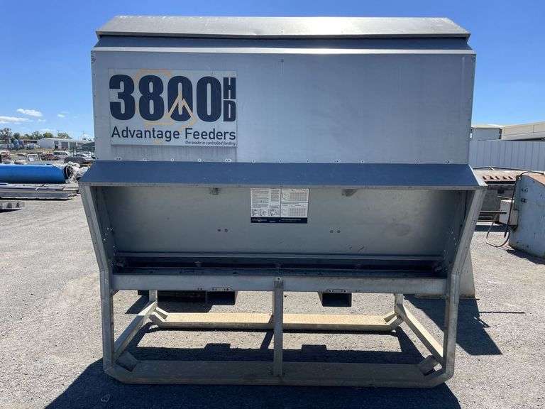 Advantage 3800 HD Cattle Feeder