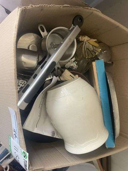 Pallet Assorted Sundries inc Juicer, Lamp, Figurines, Iron etc