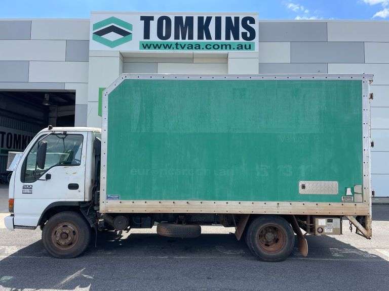 2002 Isuzu NPR Series Pantech Truck