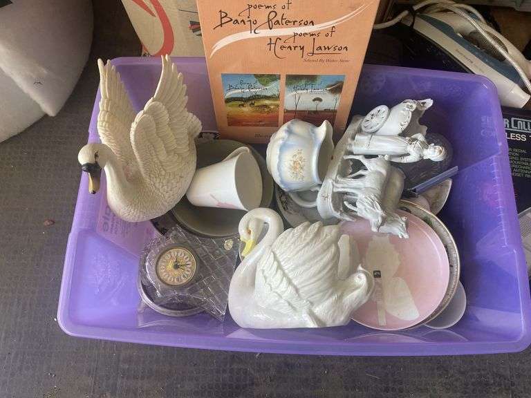 Pallet Assorted Sundries inc Juicer, Lamp, Figurines, Iron etc