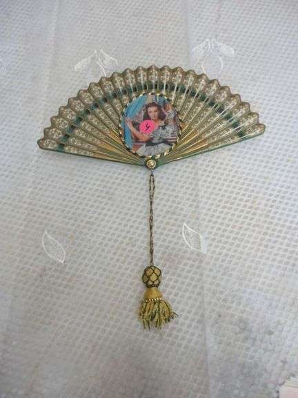 BRADFORD EXCHANGE GWTW SCARLETT O'HARA AT 12 OAKS BAROQUE FAN PLATE