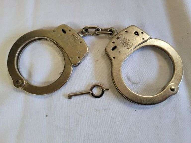 Smith & Wesson Handcuffs. cash only . (1C) Texas Online Auction House