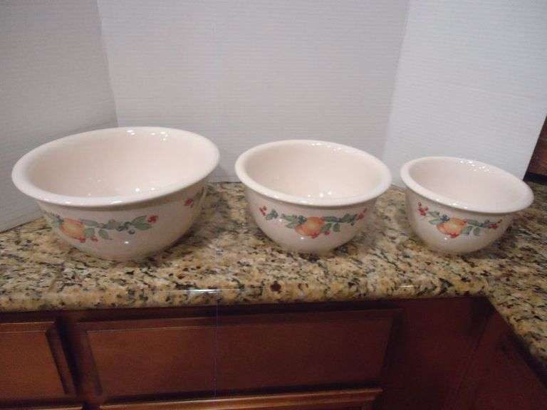 Cash Only.  Corelle nesting bowls.  Matches #18.  (K)