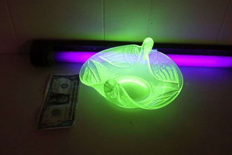 Gorgeous Vintage Uranium Glass Swan Candy Dish! (2C)