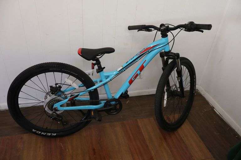 $$$ LIKE NEW GT Stomper Pro 24" Mountain Bike! Front and rear disc brakes! NICE!! $650 RETAIL! (PW)