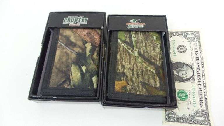 Lot of 2 NEW Mossy Oak Wallets! (7B)