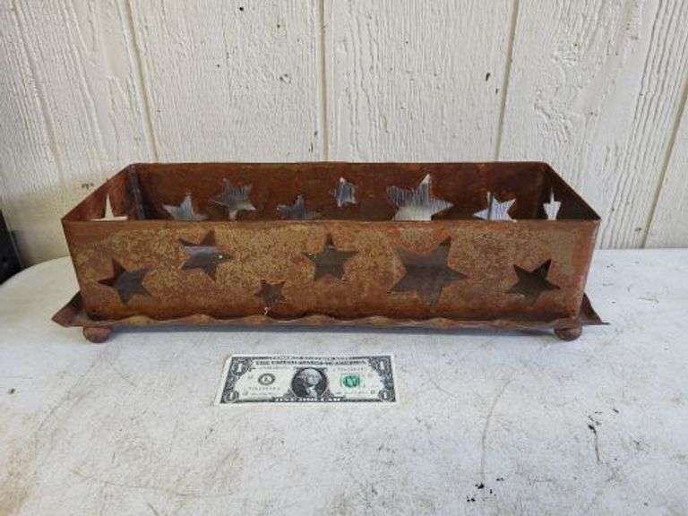 Metal Planter. ~ cash only ~. (5B)