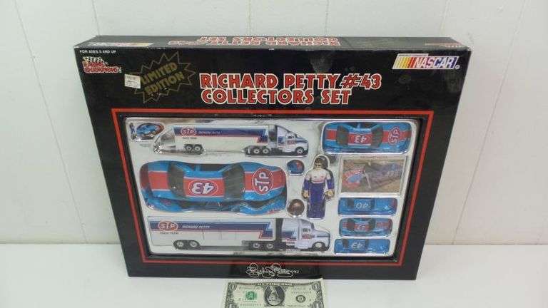 Racing Champions Limited Edition Richard Petty Collector's Set! (7B)