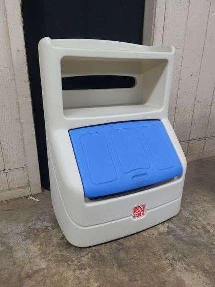 Toy Box – Nice Clean Condition.  ~ cash only~. (Row 1)