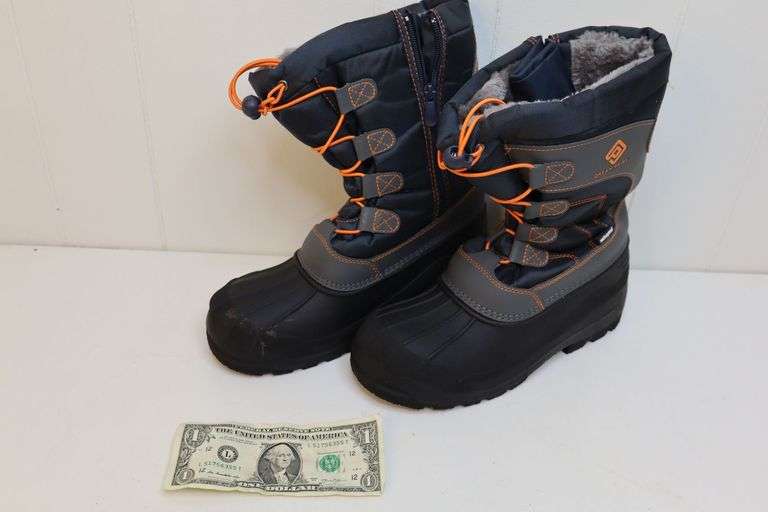 Like New Pair of Women's Dream Pairs Waterproof Snow Boots! Size 6! (4B)