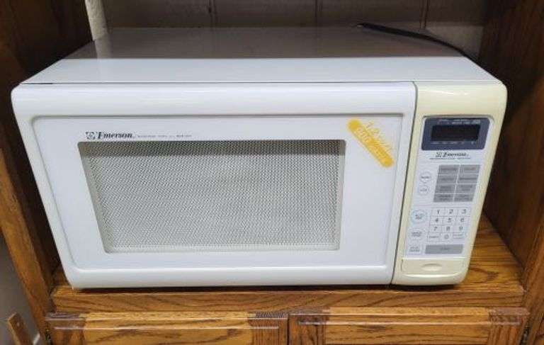 Clean Emerson Microwave w / Manual. ( see extra image for interior).  ~ cash only ~. ( row 1)