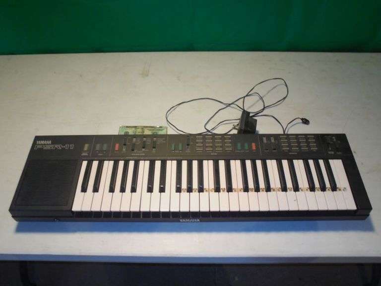 Working YAMAHA PSR-11 Electric Keyboard.  34"